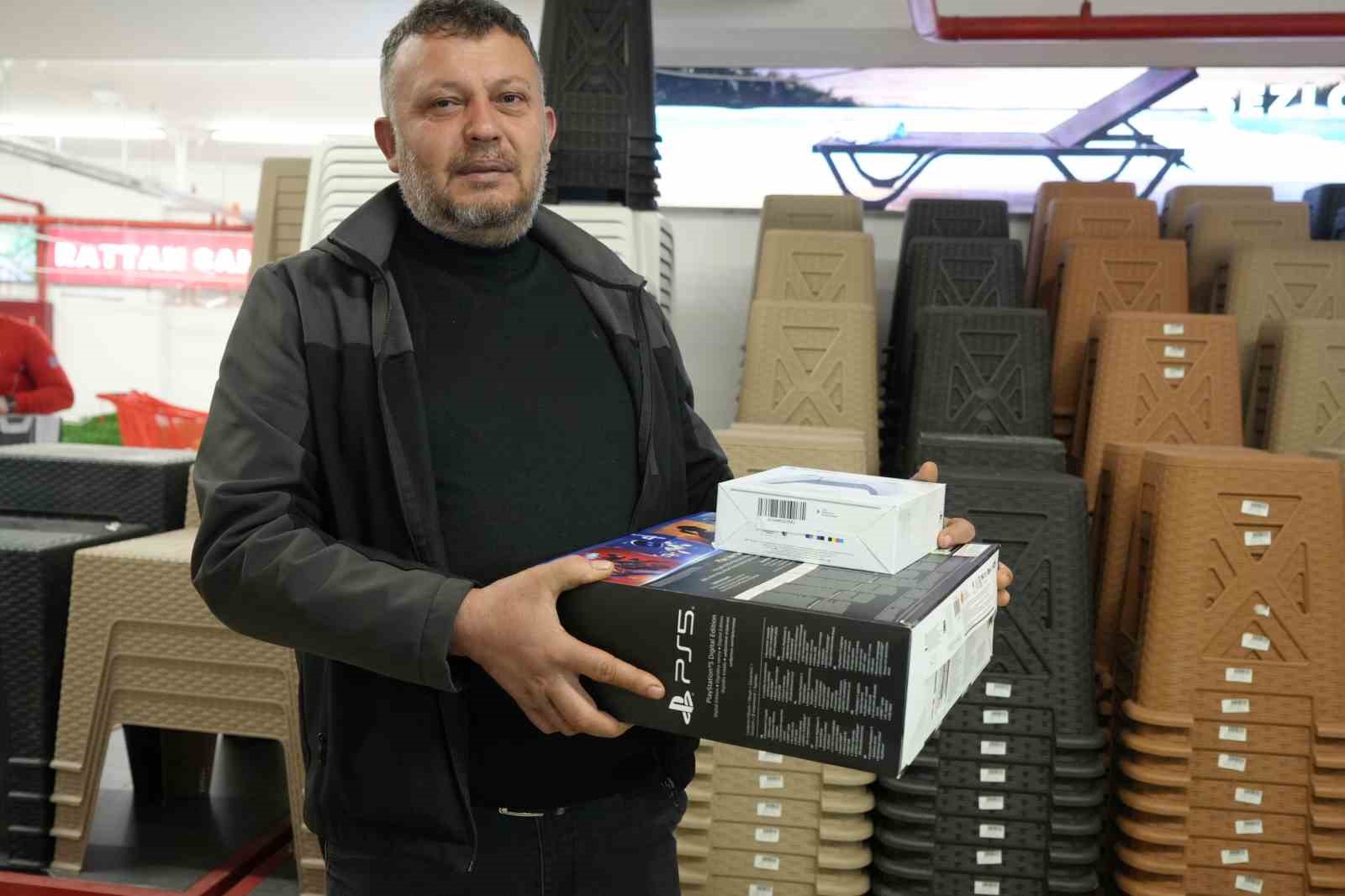 antalyada teknoloji indirimi izdihama yol acti 10 saat yagmur altinda beklediler 25 HZcqQ4Oc