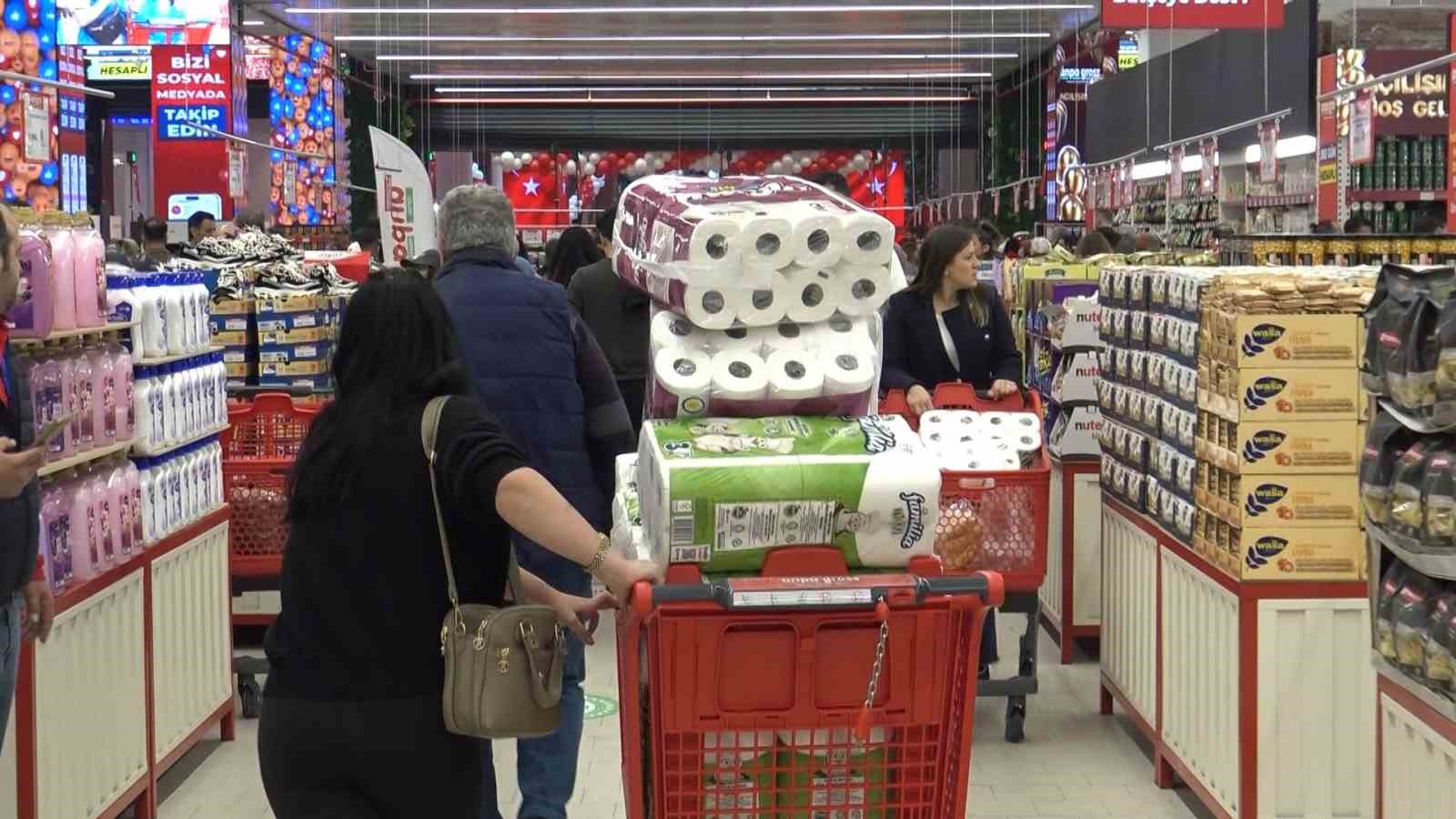 antalyada teknoloji indirimi izdihama yol acti 10 saat yagmur altinda beklediler 26 KbT9Kpwa