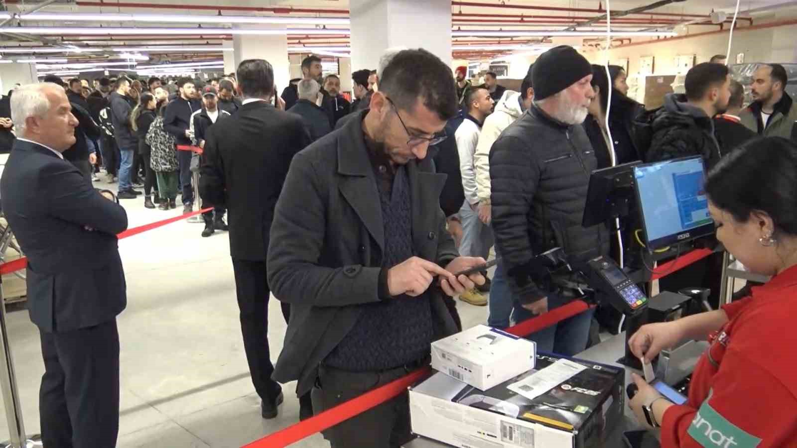 antalyada teknoloji indirimi izdihama yol acti 10 saat yagmur altinda beklediler 3 A7KFv1Vr