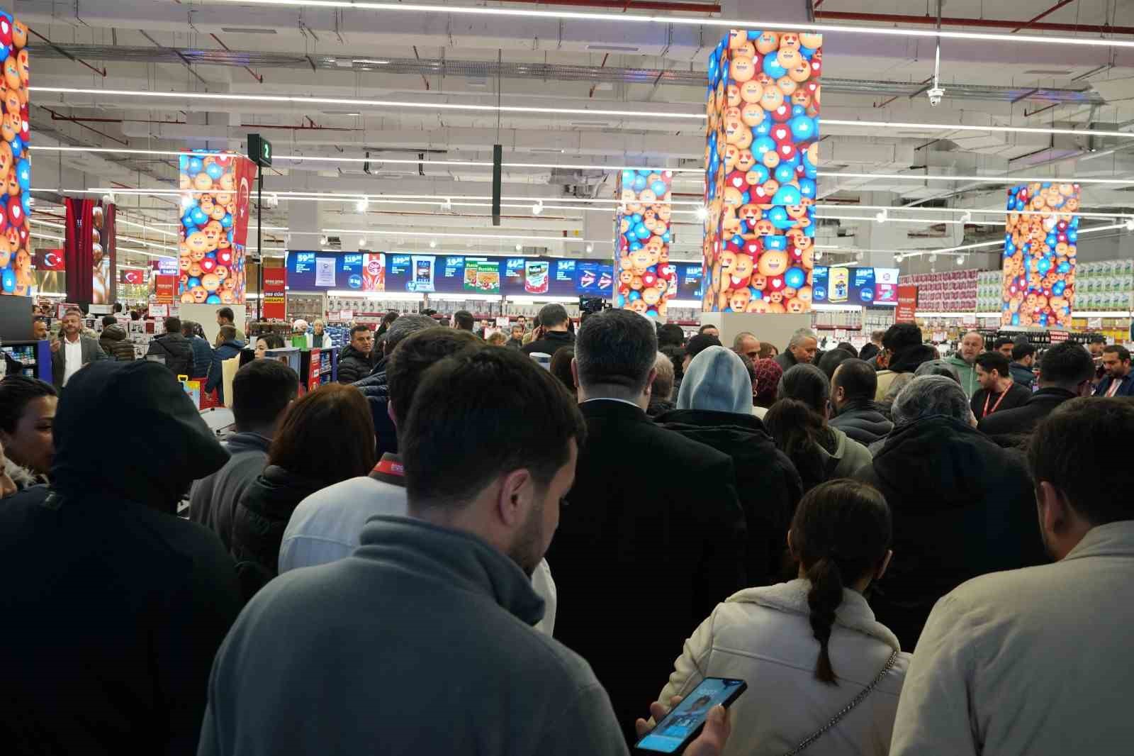 antalyada teknoloji indirimi izdihama yol acti 10 saat yagmur altinda beklediler 4