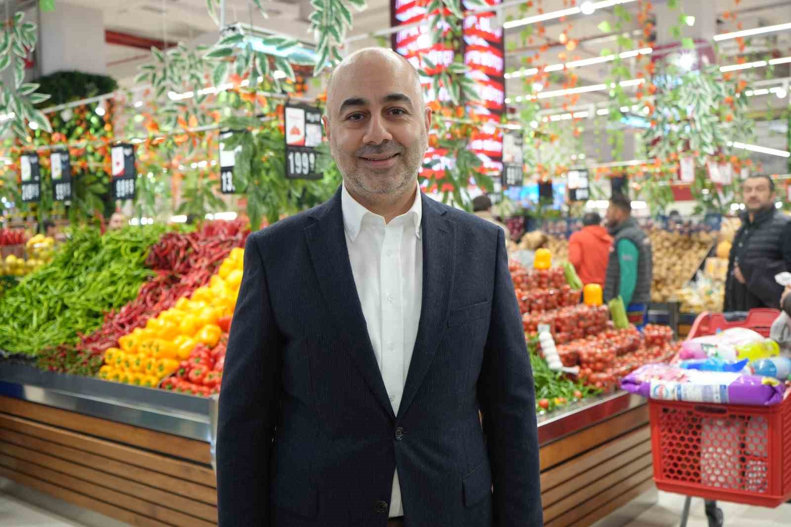 antalyada teknoloji indirimi izdihama yol acti 10 saat yagmur altinda beklediler 6 LbgpQtnM