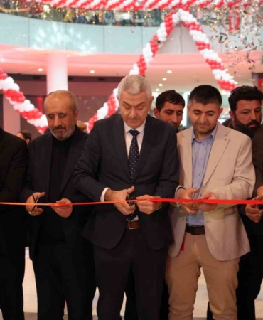 antalyada-teknoloji-indirimi-izdihama-yol-acti-10-saat-yagmur-altinda-beklediler-hKYtYdRl.jpg