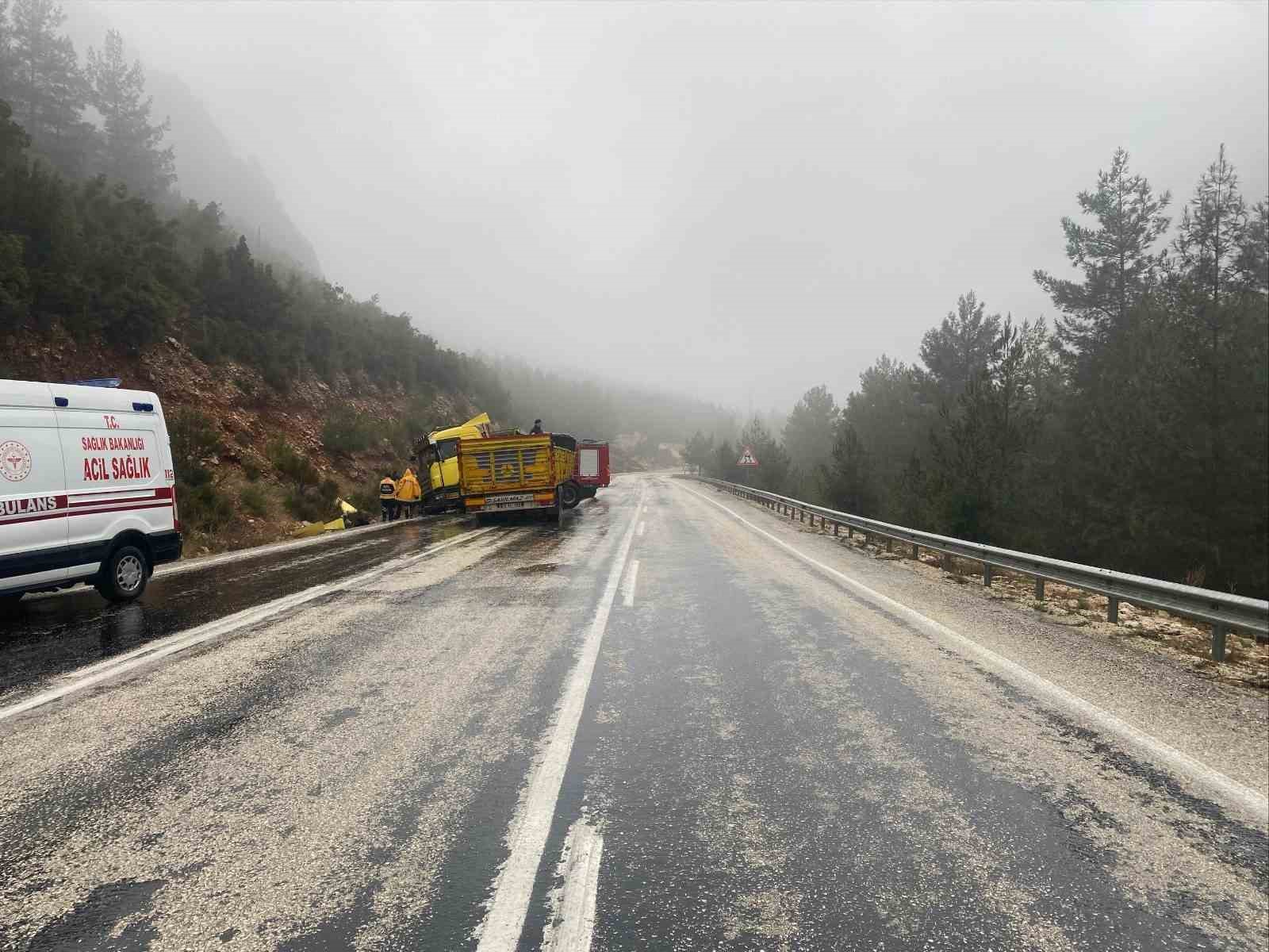 antalyada tir ile kamyon kafa kafaya carpisti 1 olu 1 agir yarali 1 91K11fDD