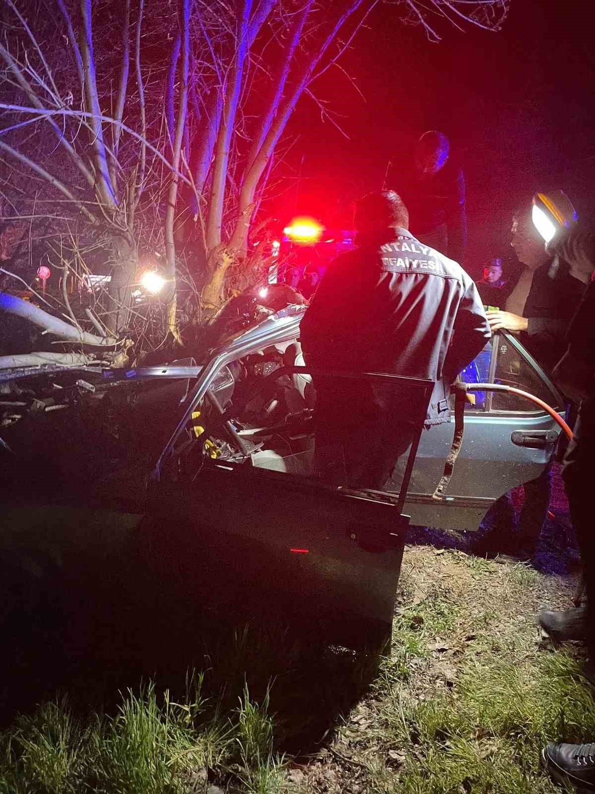 antalyada trafik kazasi 3 kisi hayatini kaybetti 1 A7t6EAs8