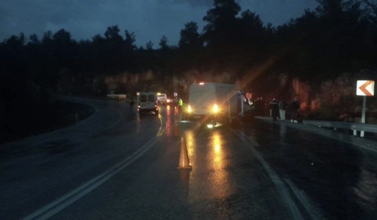 antalyada-trafik-kazasi-5-yarali-ZgfzJzNb.jpg