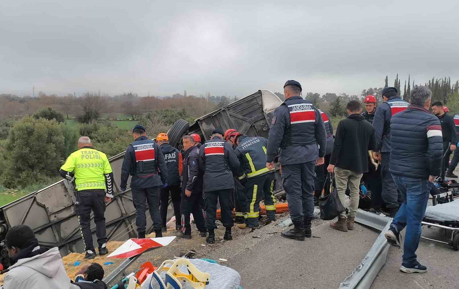 antalyada trafik kazasi olu ve yaralilar var 0 WdTPkAPX