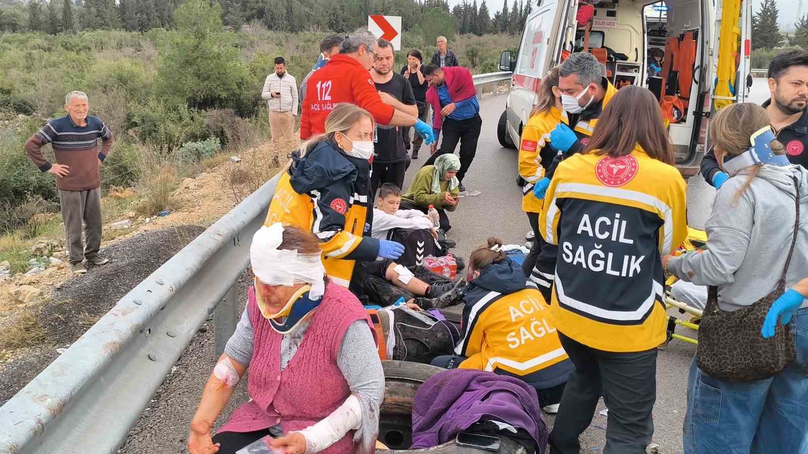 antalyada trafik kazasi olu ve yaralilar var 4 eQAXfgHl