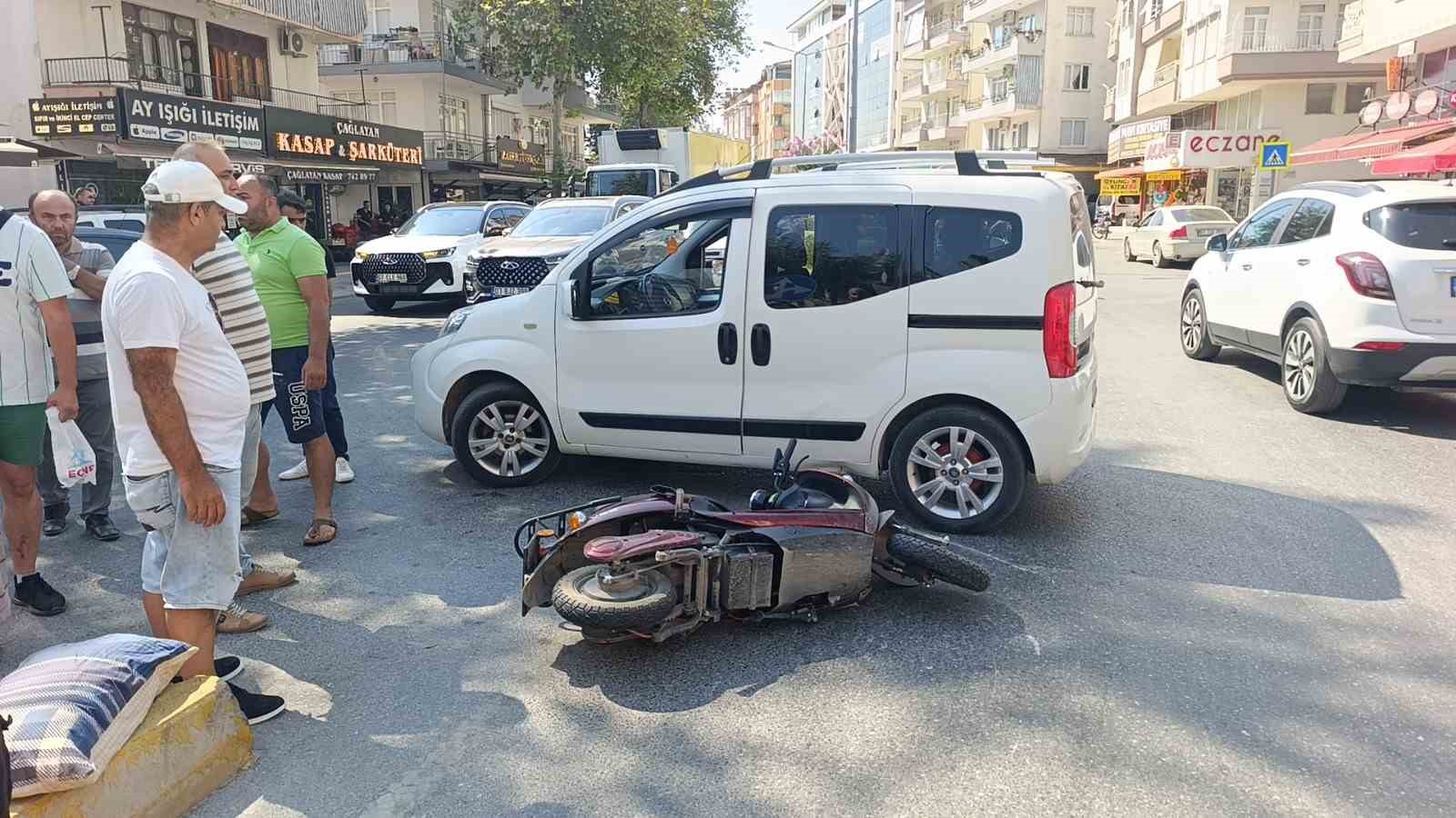 antalyada u donusu yapan aracla carpisan motosikletteki 2 kisi yaralandi 0 hrJbzcGD