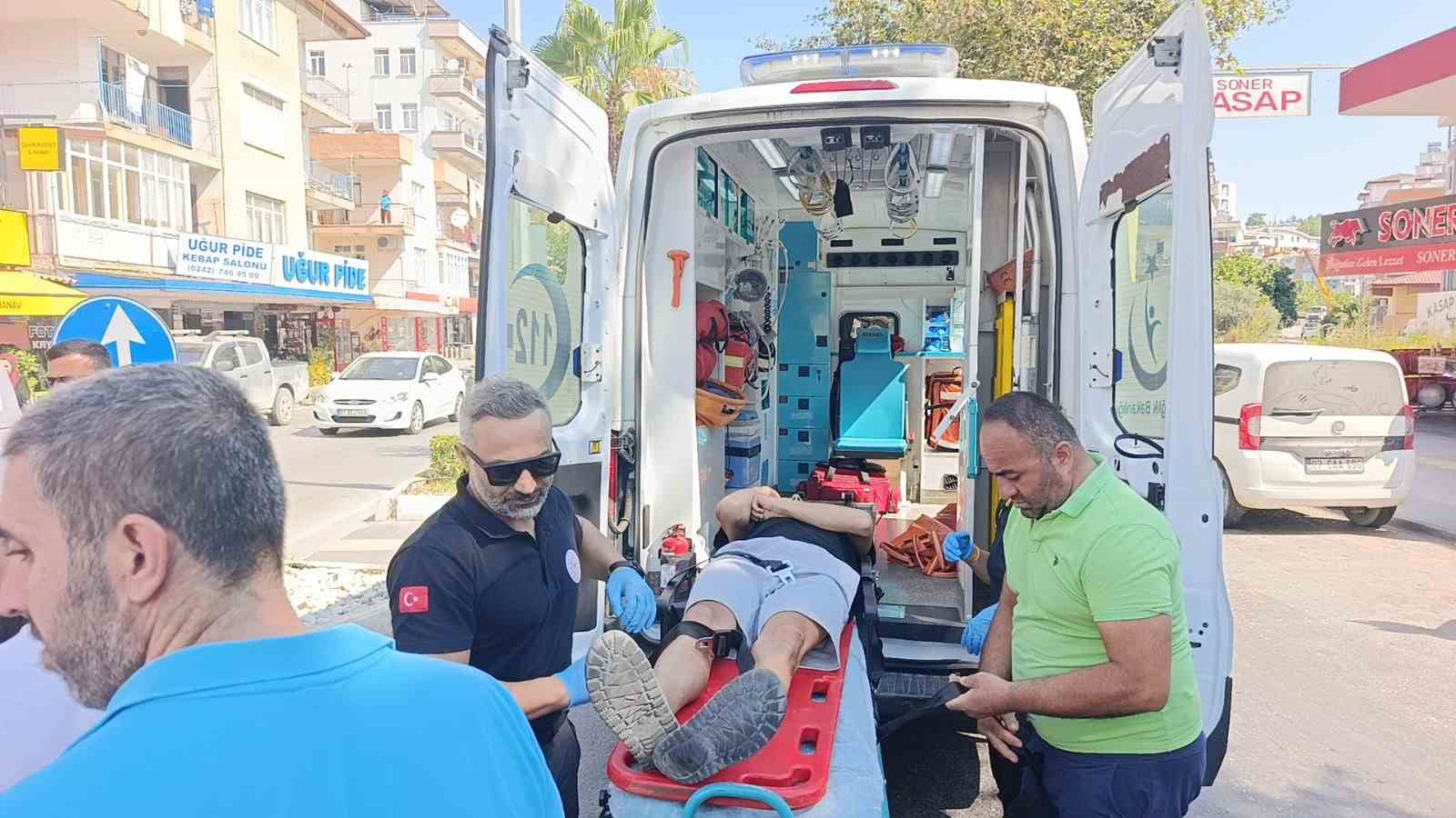 antalyada u donusu yapan aracla carpisan motosikletteki 2 kisi yaralandi 1 tHbVmVPL
