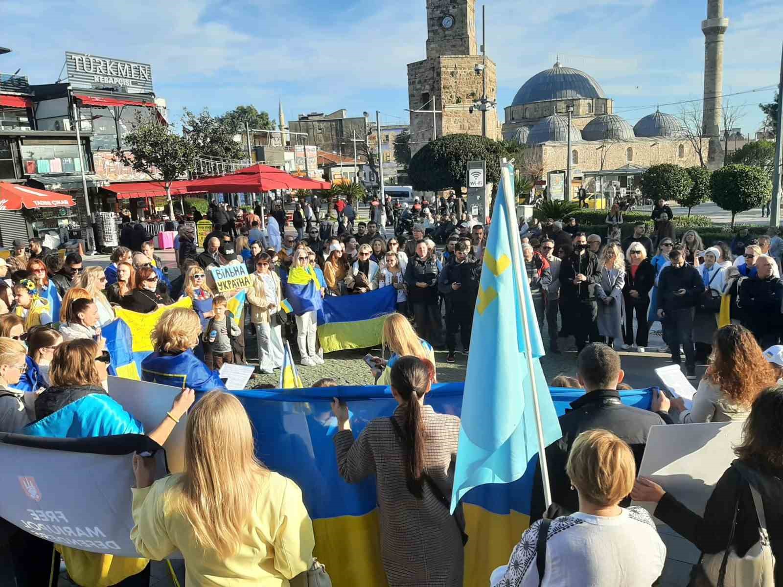 antalyada ukraynalilardan 4 yil cagrisi bu savasin en buyuk acisi ukraynali cocuklarin gelecegidir 2 2YmB1lAs