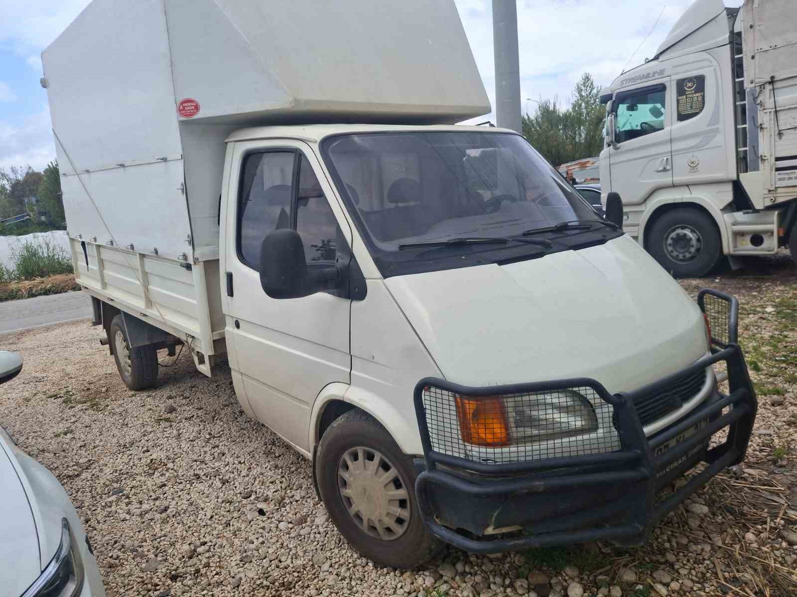 antalyada uzerinde anahtari unutulan biber yuklu kamyonet terk edilmis halde bulundu 3 nUYfvXKJ