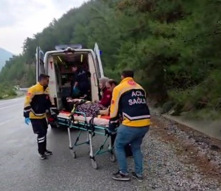 antalyada yagis nedeniyle kayganlasan yolda otomobil takla atti 2 yarali 1 4iHvNJWt