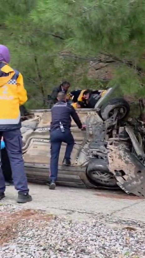 antalyada yagis nedeniyle kayganlasan yolda otomobil takla atti 2 yarali 3 TPHPdrkv