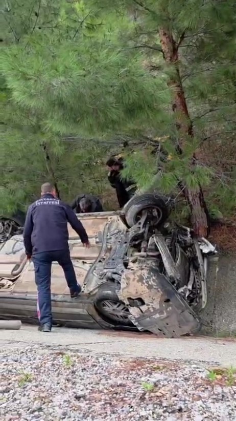 antalyada yagis nedeniyle kayganlasan yolda otomobil takla atti 2 yarali 5 bAMYTqhJ