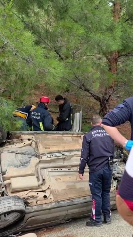 antalyada yagis nedeniyle kayganlasan yolda otomobil takla atti 2 yarali 6 IVlcBLZI