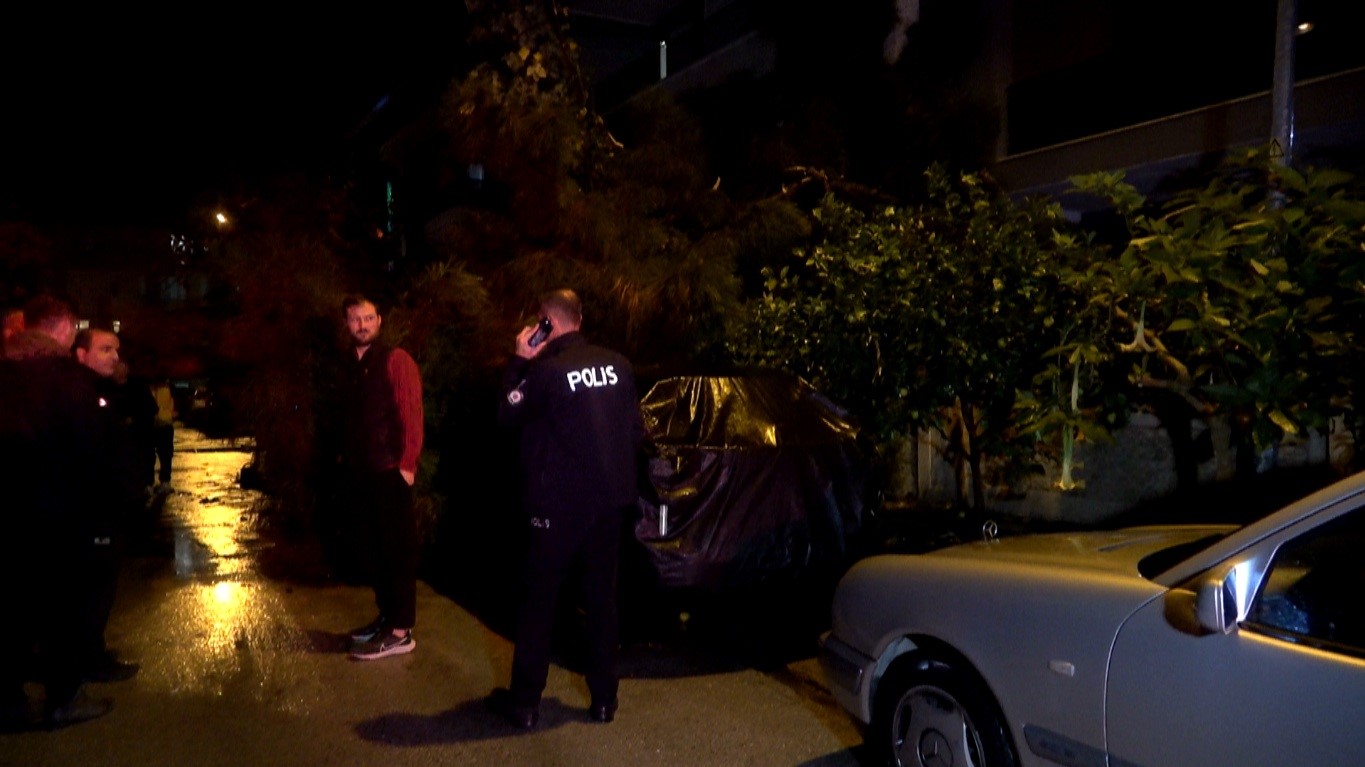 antalyada yagmur ve siddetli ruzgar 10 metrelik agac devrildi iki arac ve bina zarar QdpOwA9O