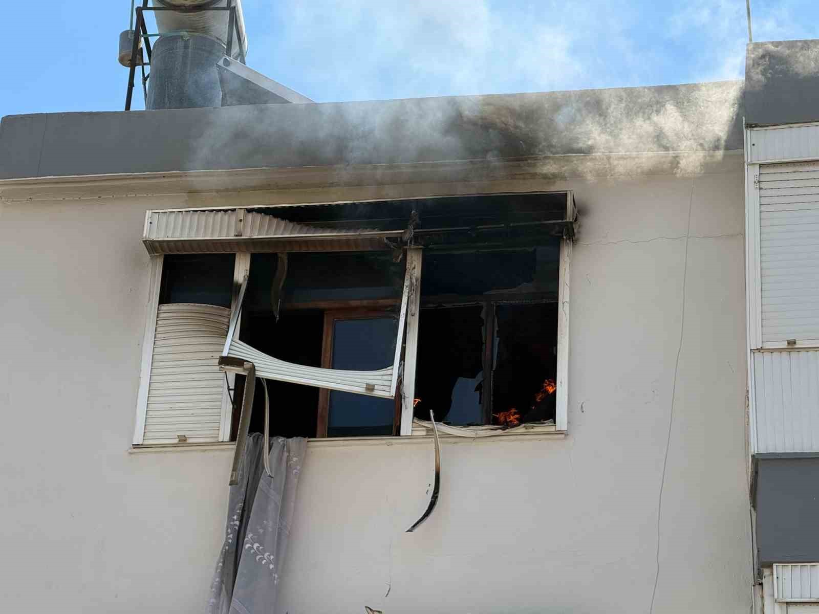 antalyada yanginda ev sahibi ve bir itfaiye eri dumandan etkilendi 0 I5QePHN5