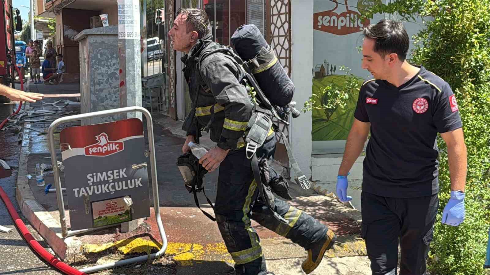 antalyada yanginda ev sahibi ve bir itfaiye eri dumandan etkilendi 1 tXQAHEFC