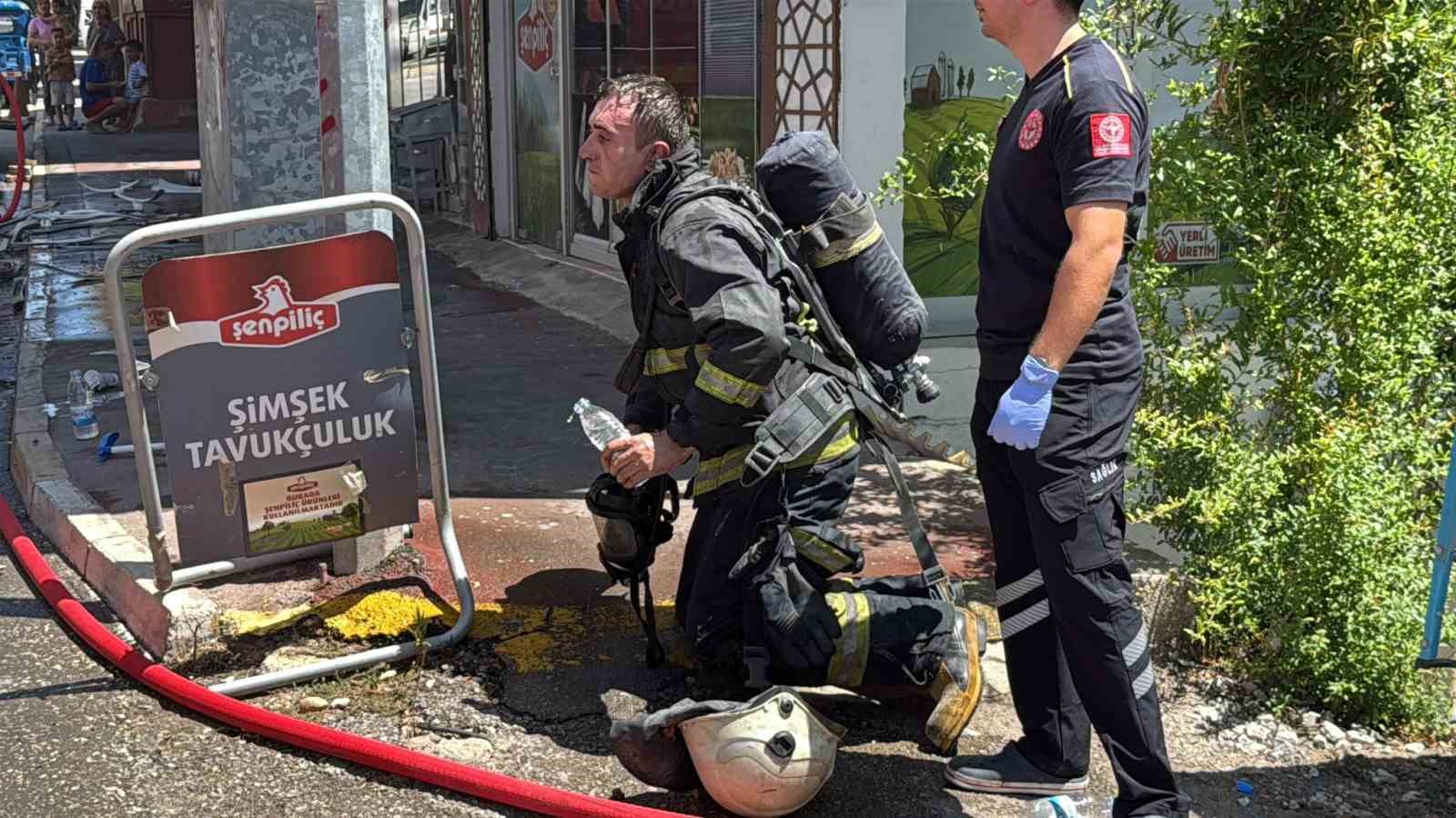 antalyada yanginda ev sahibi ve bir itfaiye eri dumandan etkilendi 3 3kvHFC2A