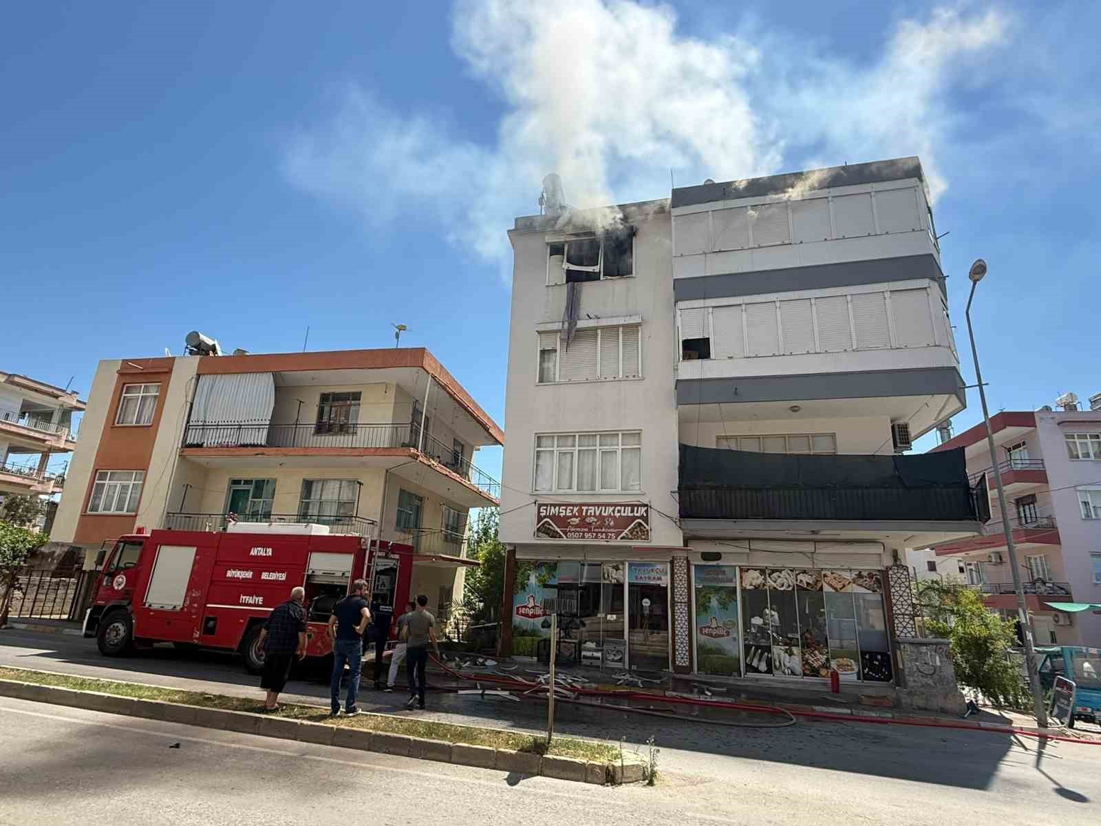 antalyada yanginda ev sahibi ve bir itfaiye eri dumandan etkilendi 4 vDQ7fyQS