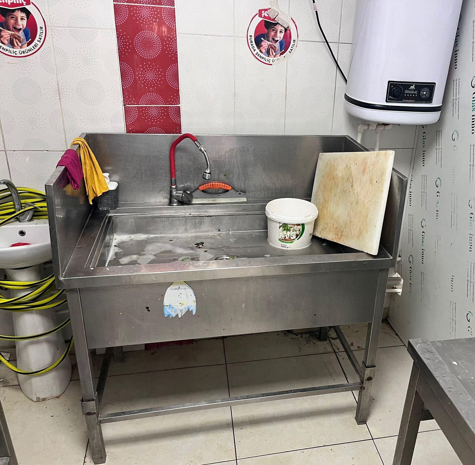 antalyada yarim tondan fazla hayvansal ve bitkisel bozuk gida maddesi ele gecirildi 1 2hzTsqWw