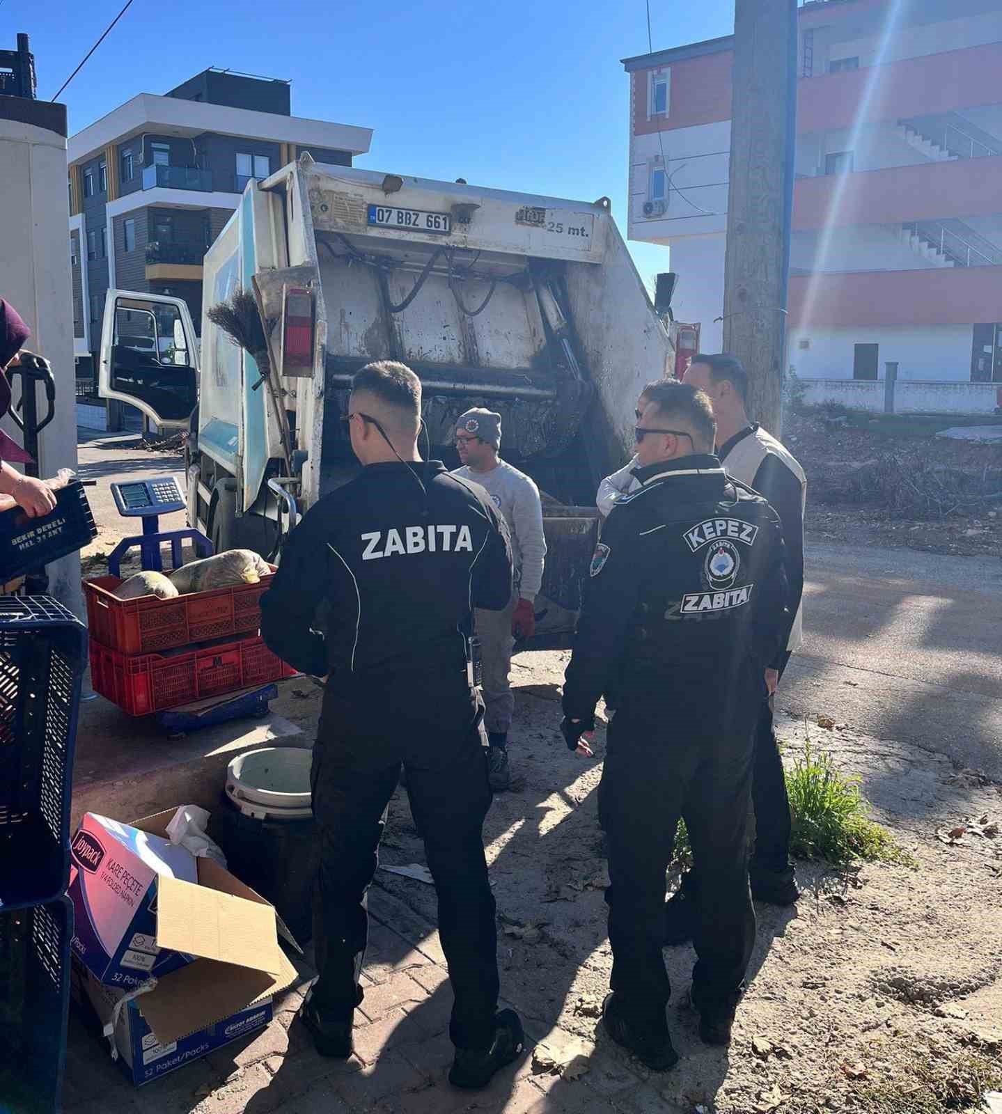 antalyada yarim tondan fazla hayvansal ve bitkisel bozuk gida maddesi ele gecirildi 3 wjz5QKUE