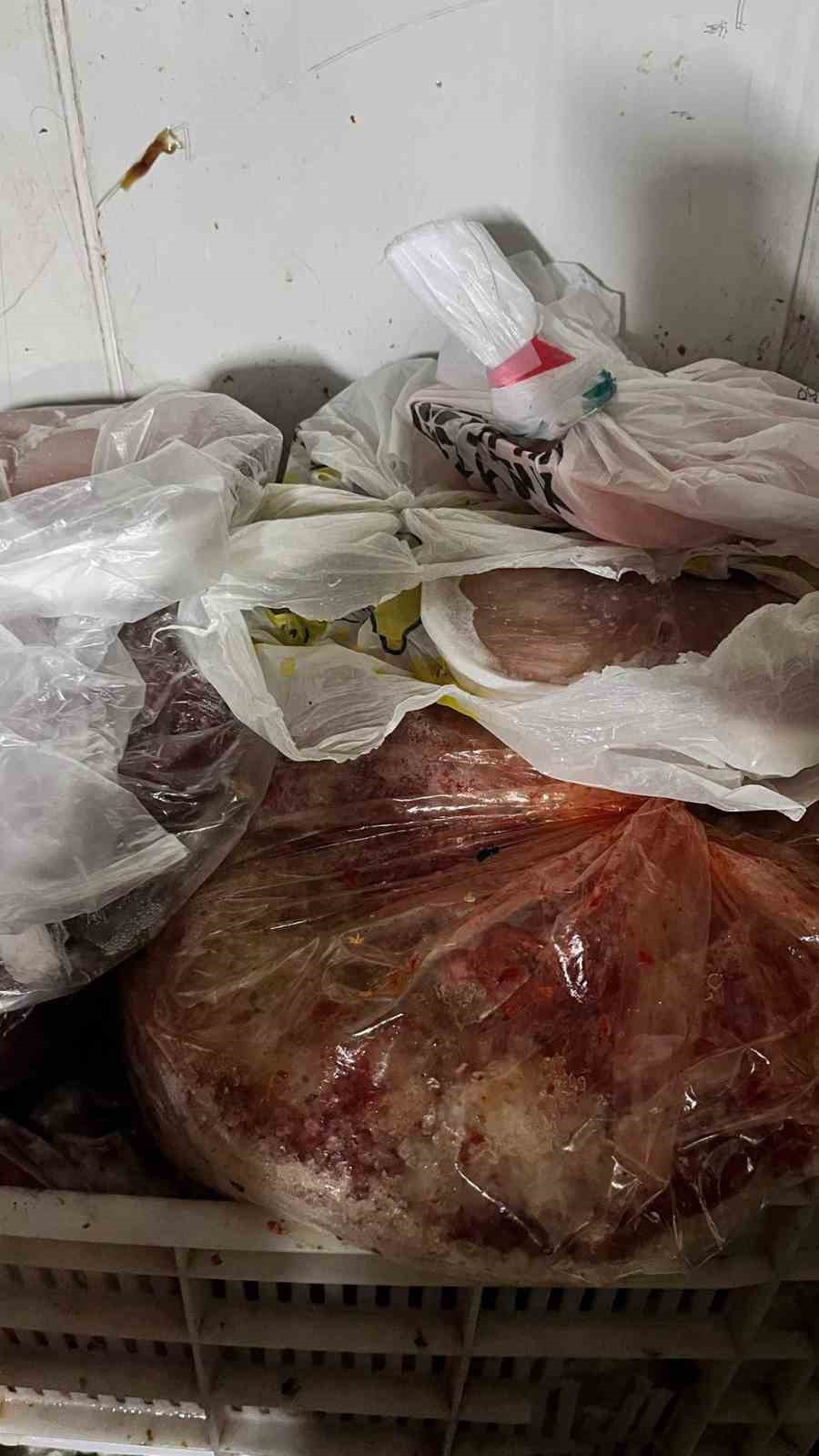 antalyada yarim tondan fazla hayvansal ve bitkisel bozuk gida maddesi ele gecirildi 5 Tb7I34qP
