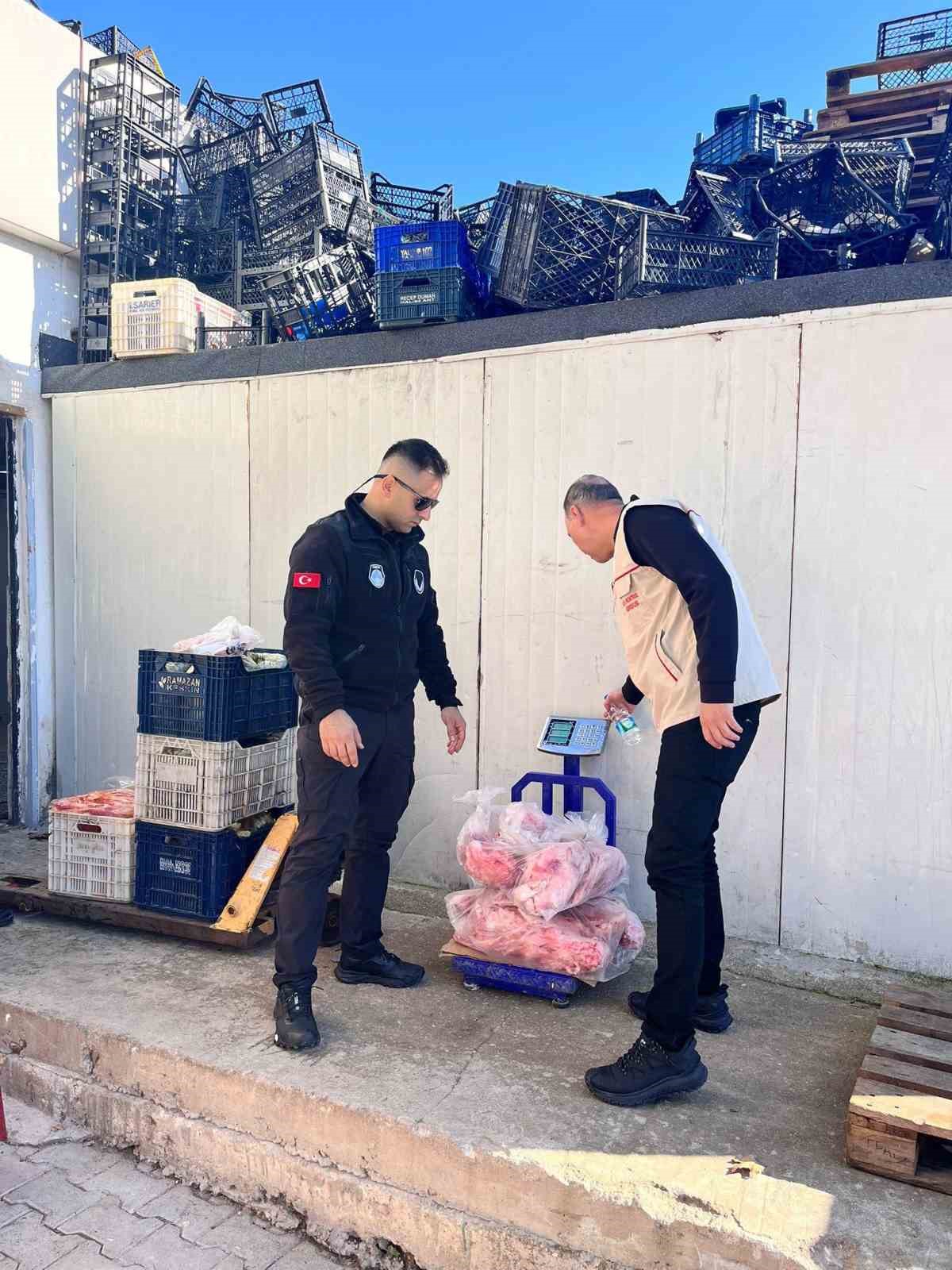 antalyada yarim tondan fazla hayvansal ve bitkisel bozuk gida maddesi ele gecirildi 6 mZQtb936
