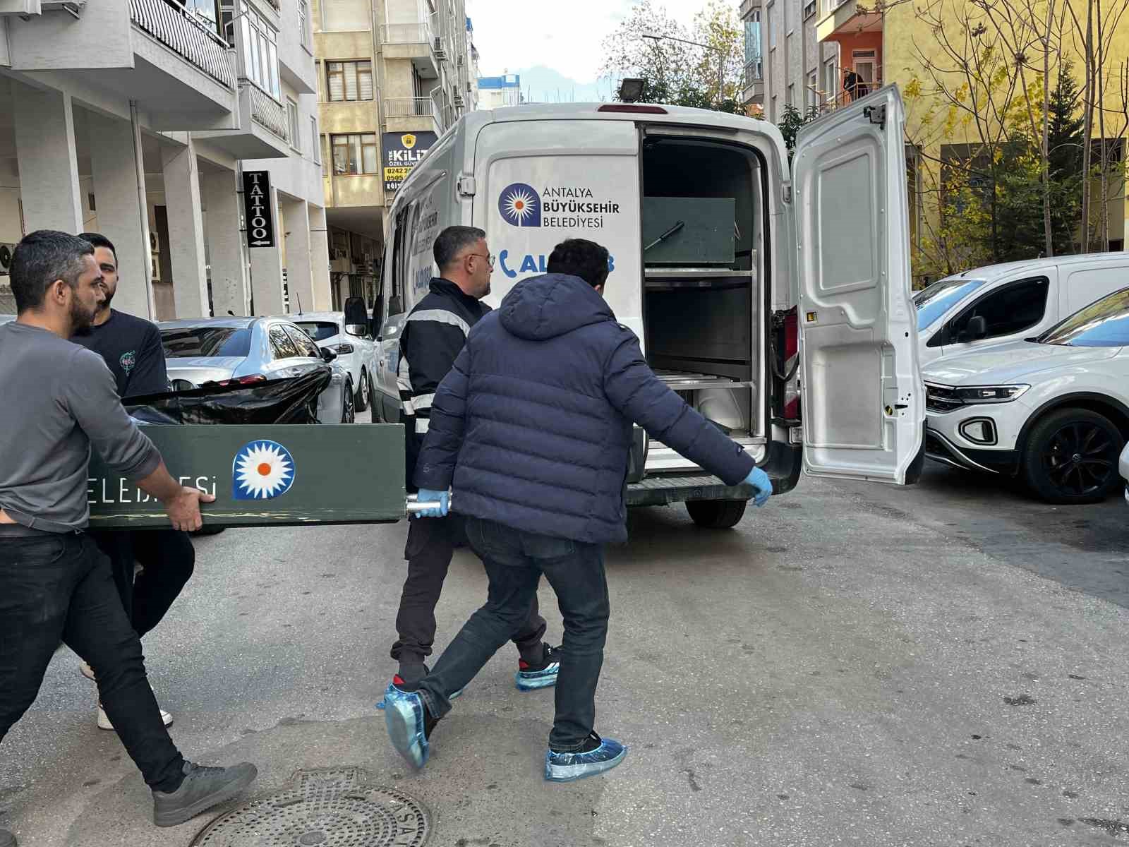 antalyada yasli kadin evinde olu bulundu 0 AZE1rYXP