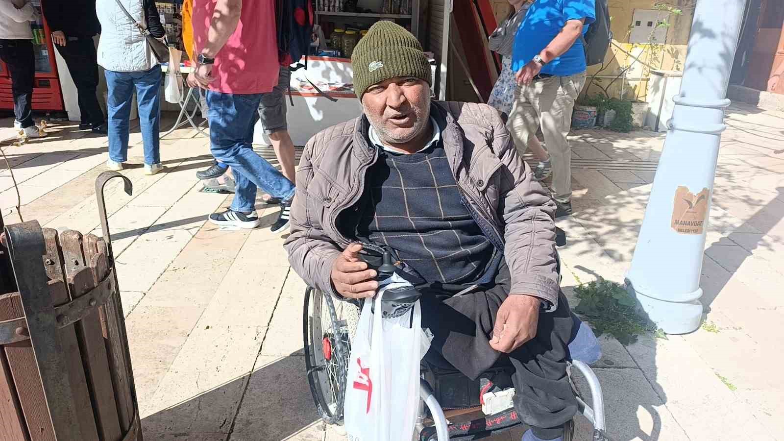 antalyada yaya gecidinde engelli aracina otomobilin carpma ani kamerada 2 C9Q5VfDj