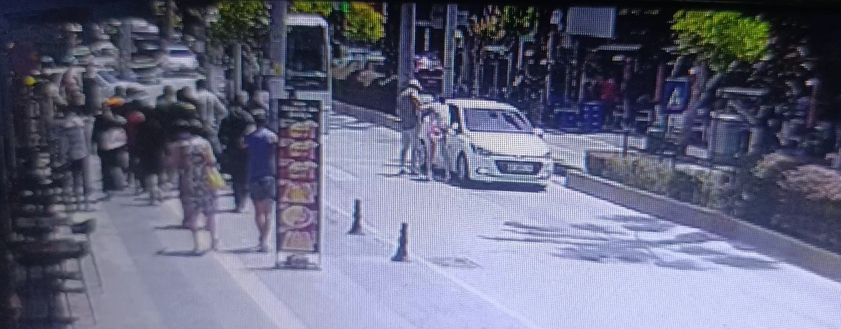 antalyada yaya gecidinden gecmeye calisan alman turistin ayagini otomobil ezdi 1 kGdhQd8C