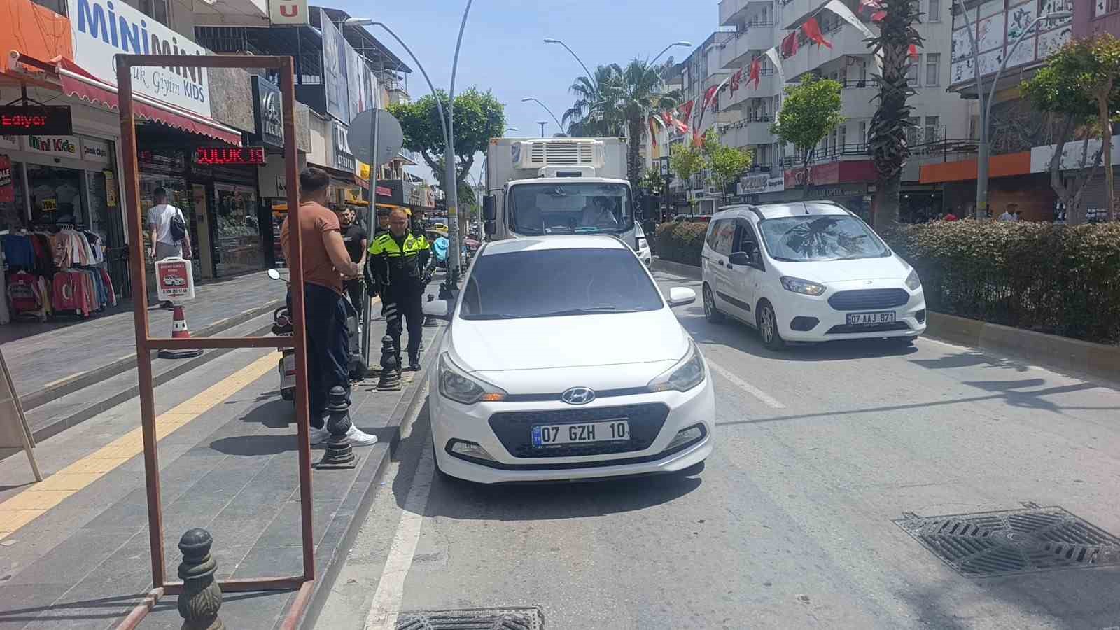 antalyada yaya gecidinden gecmeye calisan alman turistin ayagini otomobil ezdi 2 RyVGunZW