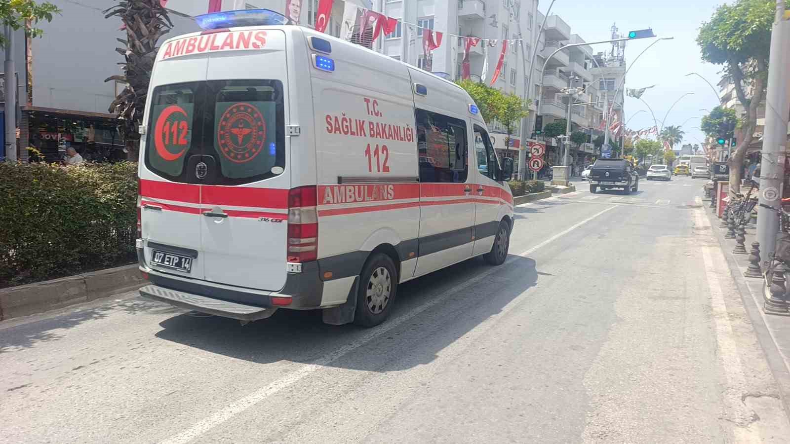 antalyada yaya gecidinden gecmeye calisan alman turistin ayagini otomobil ezdi 3 wSfYrFwA
