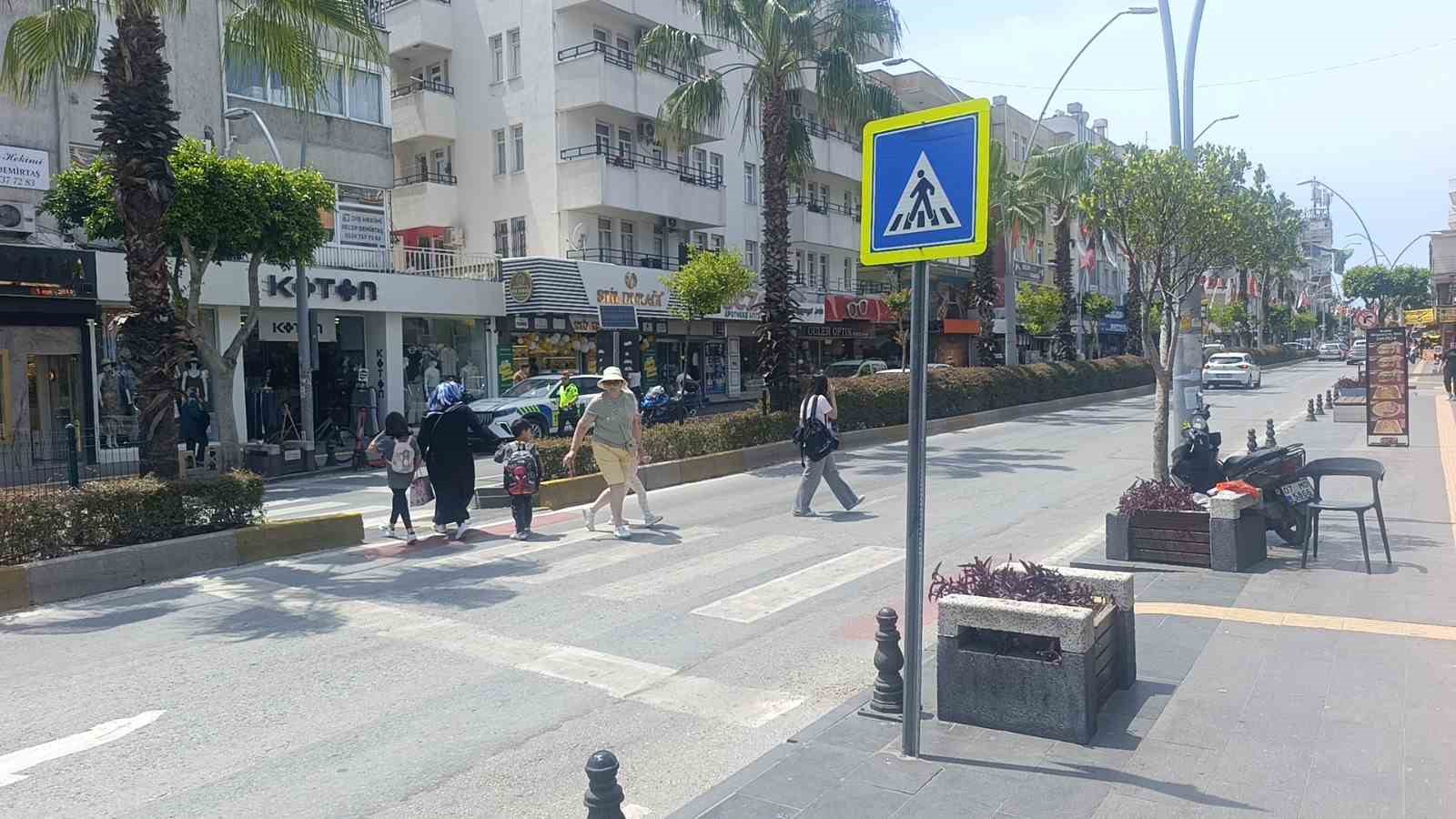 antalyada yaya gecidinden gecmeye calisan alman turistin ayagini otomobil ezdi 4