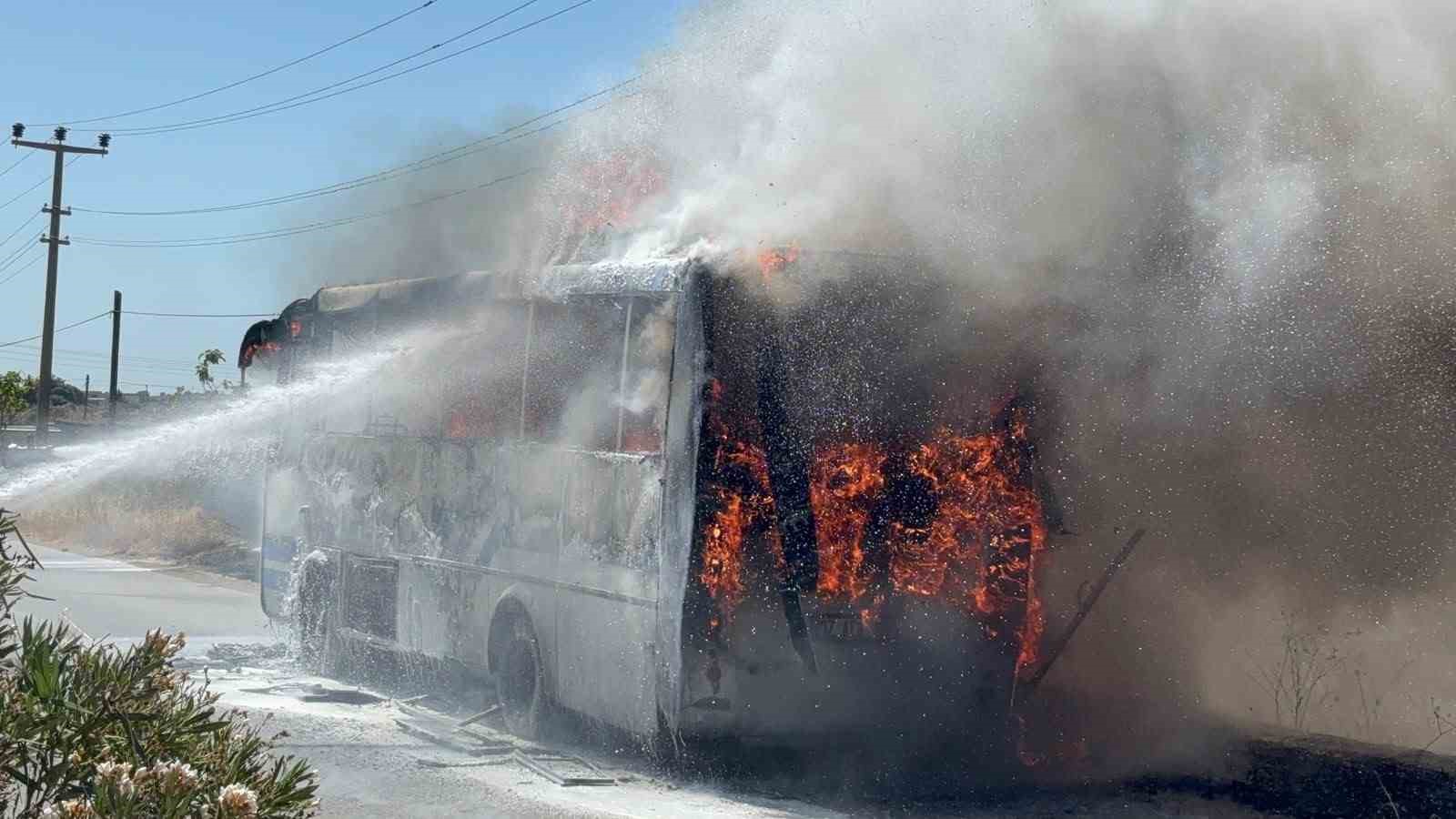 Antalya’da yolcu midibüsü alev alev yandı, sürücü yolcuları tahliye etti 4 antalyada yolcu midibusu alev alev yandi surucu yolculari tahliye etti 0 yiVAR4kL