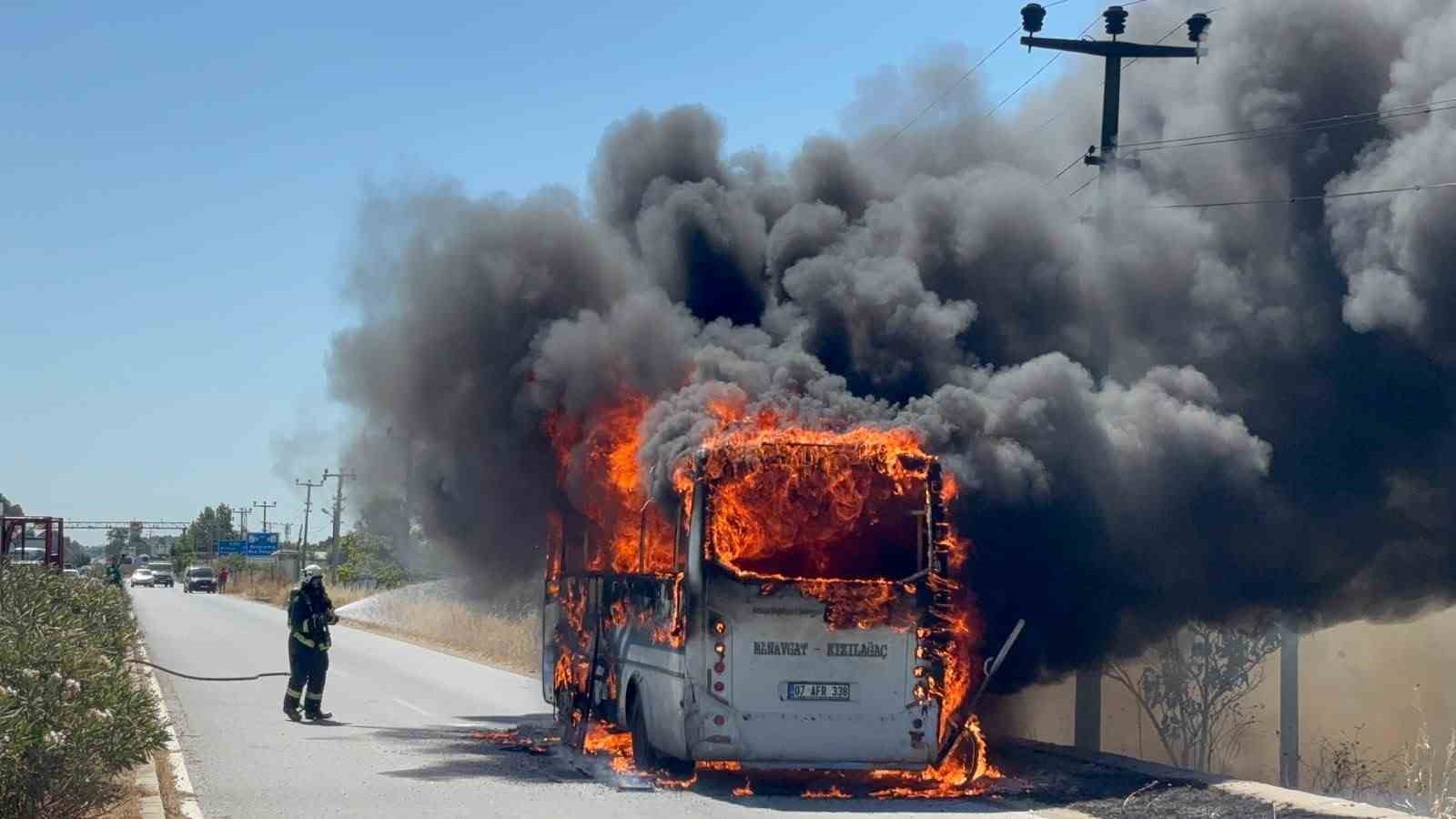 Antalya’da yolcu midibüsü alev alev yandı, sürücü yolcuları tahliye etti 5 antalyada yolcu midibusu alev alev yandi surucu yolculari tahliye etti 1 d6pDy9He