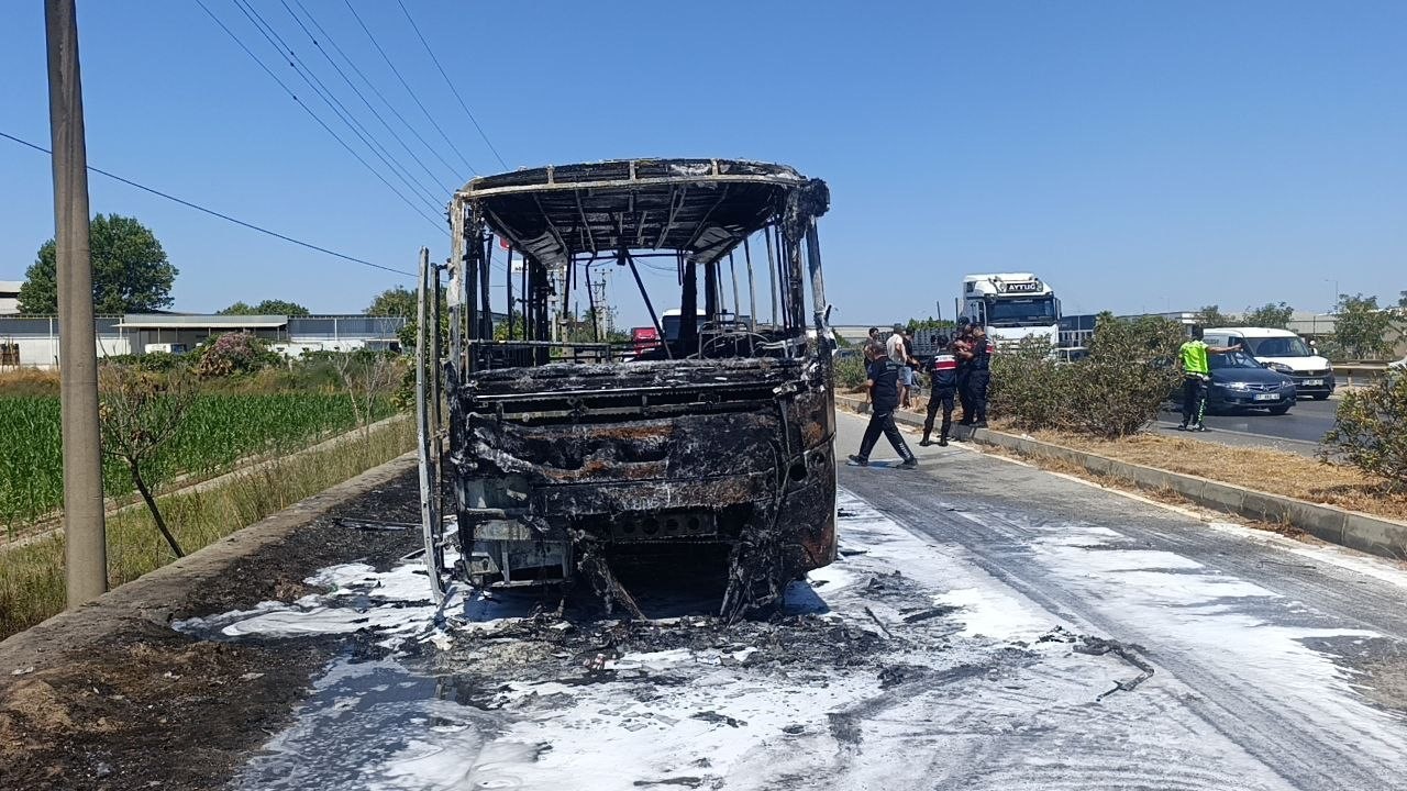 Antalya’da yolcu midibüsü alev alev yandı, sürücü yolcuları tahliye etti 7 antalyada yolcu midibusu alev alev yandi surucu yolculari tahliye etti 3 tmgHblS3