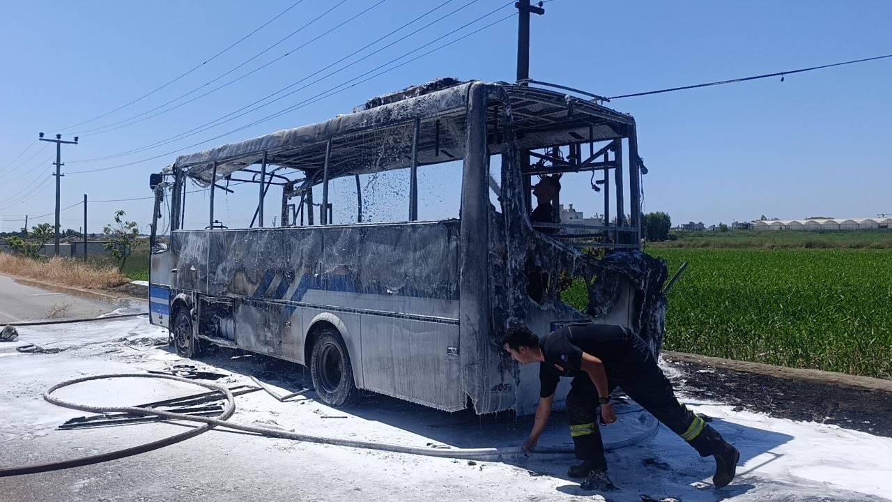 Antalya’da yolcu midibüsü alev alev yandı, sürücü yolcuları tahliye etti 8 antalyada yolcu midibusu alev alev yandi surucu yolculari tahliye etti 4 ZyqmurNd