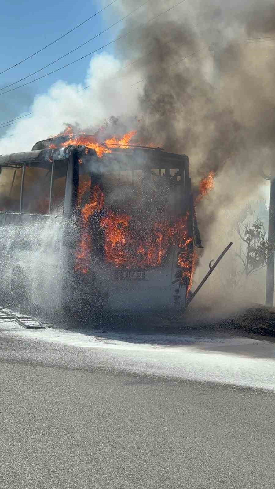Antalya’da yolcu midibüsü alev alev yandı, sürücü yolcuları tahliye etti 9 antalyada yolcu midibusu alev alev yandi surucu yolculari tahliye etti 5 Ob6tZKpP