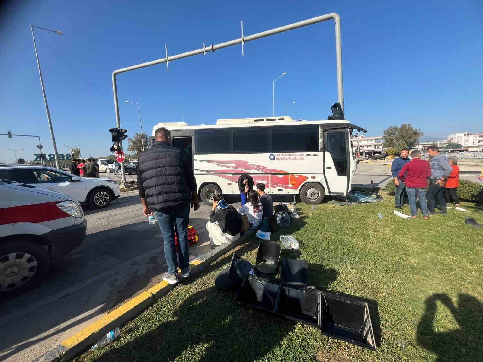 antalyada yolcu midibusu ile otomobil carpisti 4 yarali 0 MpLTdNal