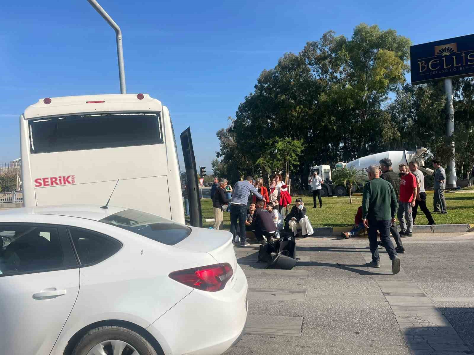 antalyada yolcu midibusu ile otomobil carpisti 4 yarali 1 UaQOthMN