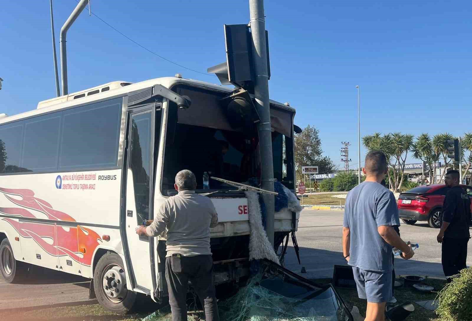 antalyada yolcu midibusu ile otomobil carpisti 4 yarali 2
