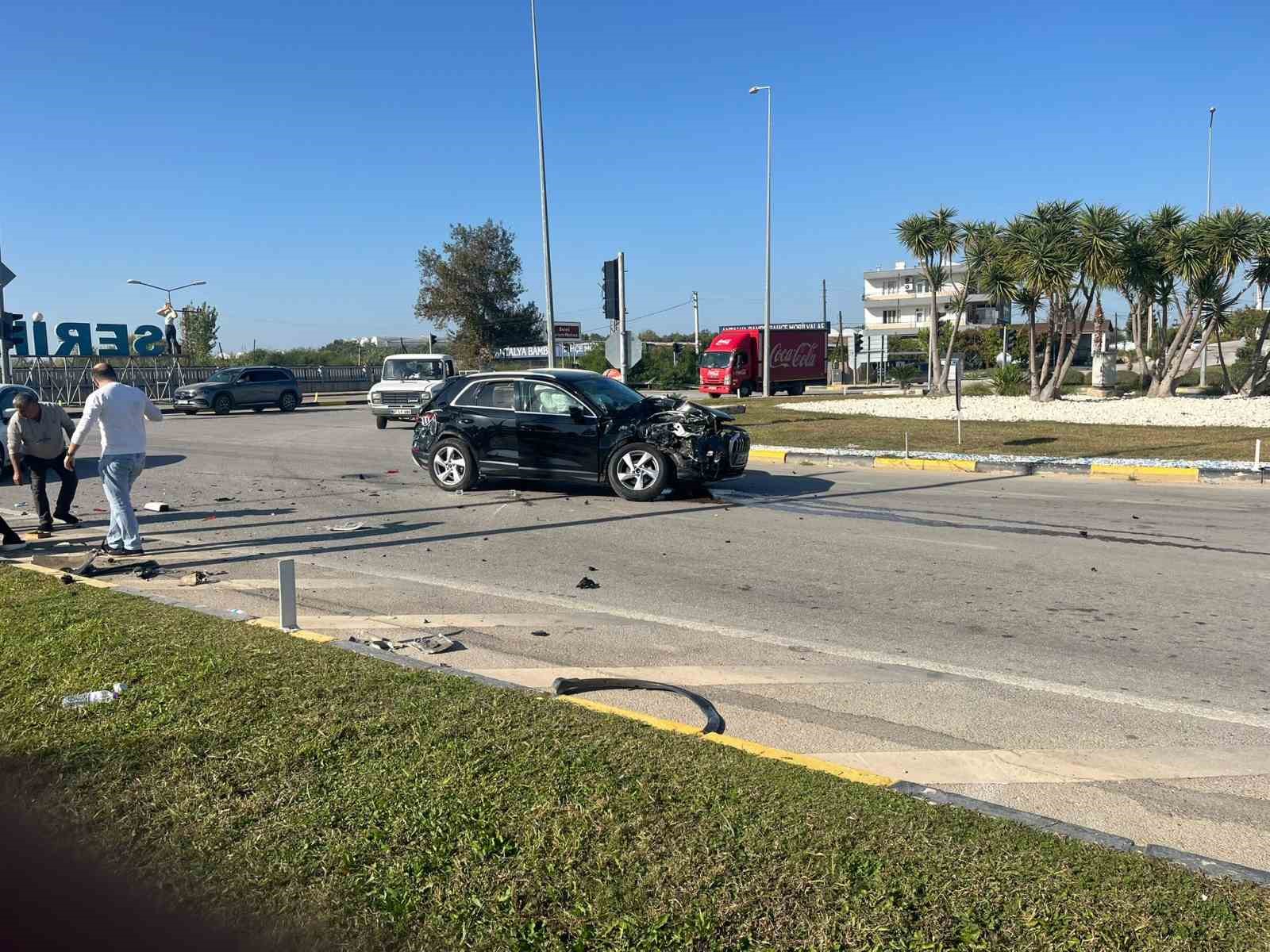 antalyada yolcu midibusu ile otomobil carpisti 4 yarali 3 RCzAPl4T