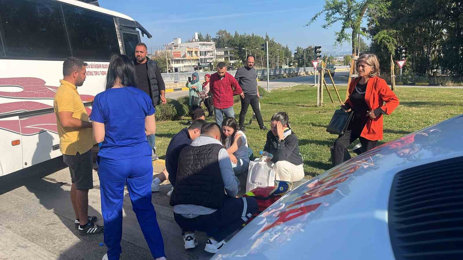 antalyada yolcu midibusu ile otomobil carpisti 4 yarali 4 DIfq1LPU