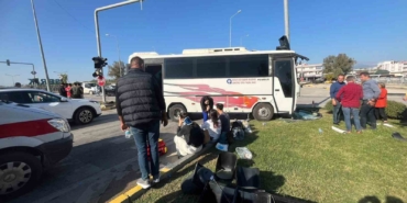 antalyada-yolcu-midibusu-ile-otomobil-carpisti-4-yarali-9ihVFYAR.jpg