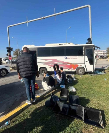 antalyada-yolcu-midibusu-ile-otomobil-carpisti-4-yarali-9ihVFYAR.jpg