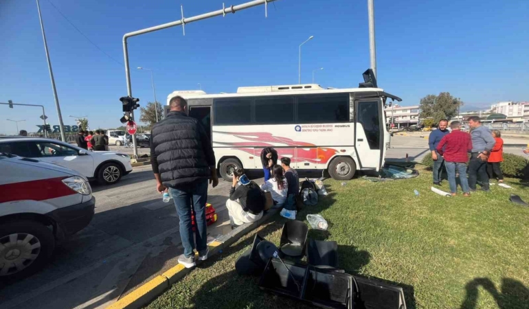 antalyada-yolcu-midibusu-ile-otomobil-carpisti-4-yarali-9ihVFYAR.jpg