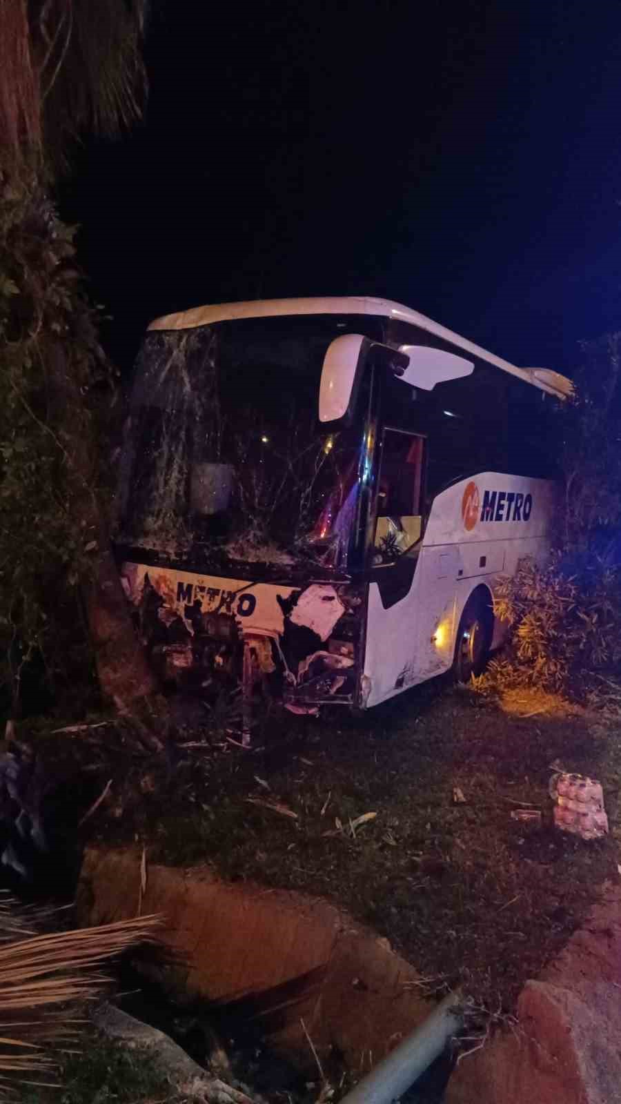 antalyada yolcu otobusu refujdeki agac ve aydinlatma diregine carpti 3 yarali 0 IPMPCd1I