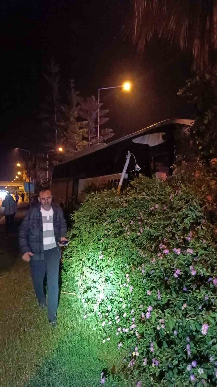 antalyada yolcu otobusu refujdeki agac ve aydinlatma diregine carpti 3 yarali 1 5V9f8e2Q