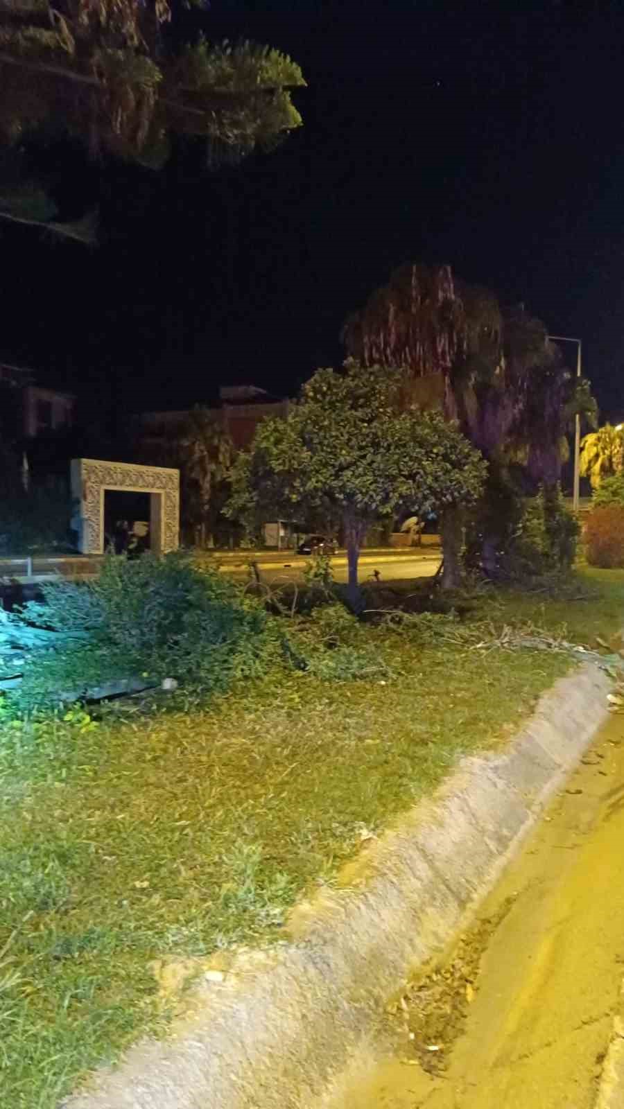 antalyada yolcu otobusu refujdeki agac ve aydinlatma diregine carpti 3 yarali 2 lK8ucpWw